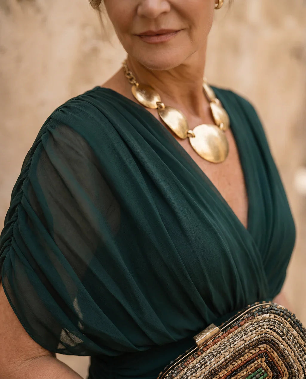 ROBE ÉLÉGANTE AVEC DÉCOLLETÉ EN V