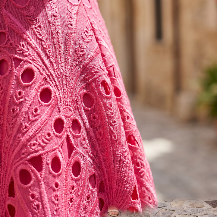 Charlisse – Dentelle sophistiquée dans une robe midi à col haut