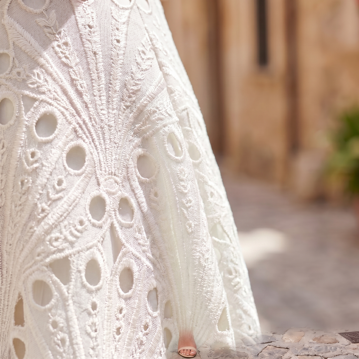 Charlisse – Dentelle sophistiquée dans une robe midi à col haut